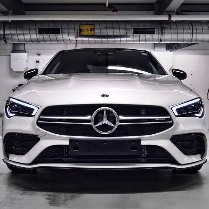 Mercedes AMGさんのインスタグラム写真 - (Mercedes AMGInstagram)「[Kraftstoffverbrauch kombiniert: 7.3-7.2 l/100km | CO₂-Emissionen kombiniert: 167-164 g/km | http://amg4.me/Efficiency-Statement | Mercedes-AMG CLA 35 4MATIC Coupé]  The @mbkundencenter is always an exciting place to be when new models are rolling out!  #MercedesAMG #DrivingPerformance #CLA」8月17日 18時00分 - mercedesamg