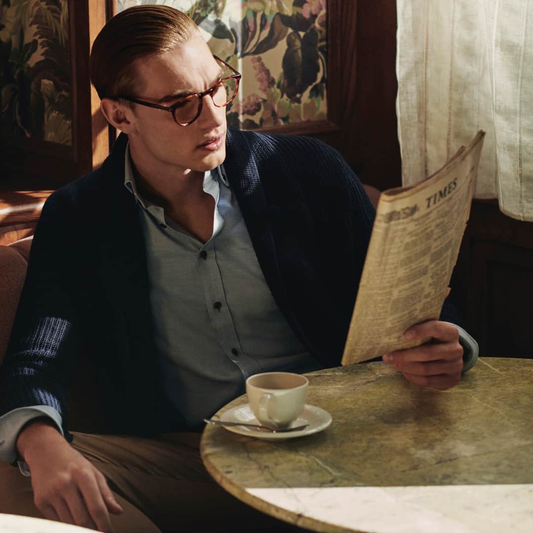 ハケットのインスタグラム：「Kick start your weekend in cosy knitwear and casual pieces with an elegant touch. And with coffee, naturally. #Hackett #HackettFirstClass」