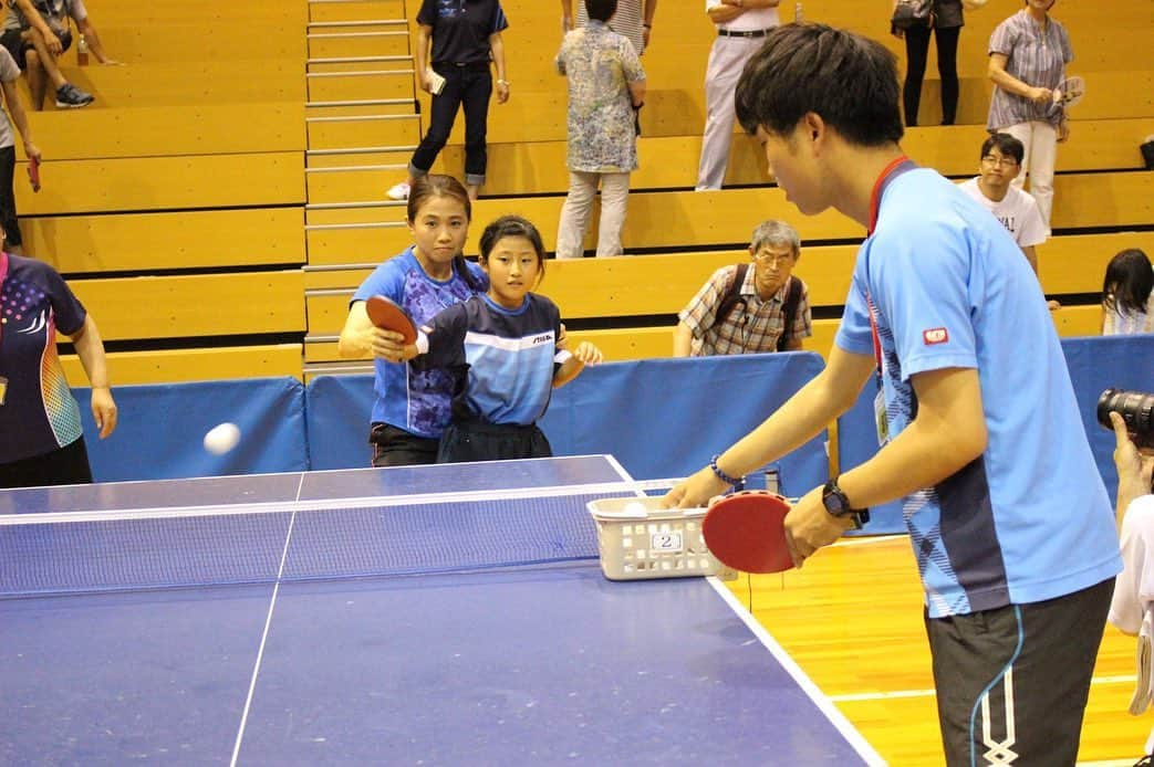 平野 早矢香さんのインスタグラム写真 - (平野 早矢香Instagram)「アスリートフェスティバルinおかや🏓 今日はニッタク協力の講習会を長野県岡谷市で行いました✨ 講演会から卓球教室まで盛りだくさん😊現役時代お世話になった方々にもお会いできて、すごく楽しい充実した講習会になりました‼️‼️ 選手の皆さんも暑い中本当によく頑張ってくれました😄中にはポイントをお話しするとすぐに素晴らしいバックドライブを打てた選手も👏サポートしていただいた皆さんも本当にありがとうございました🙇‍♂️ 今夜の卓球ジャパンはもちろんですが、明日はラジオに出演します‼️ 8月18日(日)、文化放送のスポスタ☆MIX ZONE 15時〜16時生放送です😊  #卓球講習会 #岡谷市 #ニッタク #みんなよく頑張りました👏  #お土産もいただきました #くるみやまびこ #美味しすぎます #私のタイプのお菓子w #今夜は #卓球ジャパン #明日は #ラジオ #生出演 #文化放送 #スポスタミックスゾーン  #15時からです」8月17日 18時03分 - sayakahirano0324