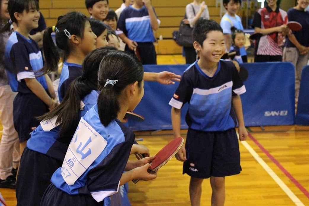 平野 早矢香さんのインスタグラム写真 - (平野 早矢香Instagram)「アスリートフェスティバルinおかや🏓 今日はニッタク協力の講習会を長野県岡谷市で行いました✨ 講演会から卓球教室まで盛りだくさん😊現役時代お世話になった方々にもお会いできて、すごく楽しい充実した講習会になりました‼️‼️ 選手の皆さんも暑い中本当によく頑張ってくれました😄中にはポイントをお話しするとすぐに素晴らしいバックドライブを打てた選手も👏サポートしていただいた皆さんも本当にありがとうございました🙇‍♂️ 今夜の卓球ジャパンはもちろんですが、明日はラジオに出演します‼️ 8月18日(日)、文化放送のスポスタ☆MIX ZONE 15時〜16時生放送です😊  #卓球講習会 #岡谷市 #ニッタク #みんなよく頑張りました👏  #お土産もいただきました #くるみやまびこ #美味しすぎます #私のタイプのお菓子w #今夜は #卓球ジャパン #明日は #ラジオ #生出演 #文化放送 #スポスタミックスゾーン  #15時からです」8月17日 18時03分 - sayakahirano0324