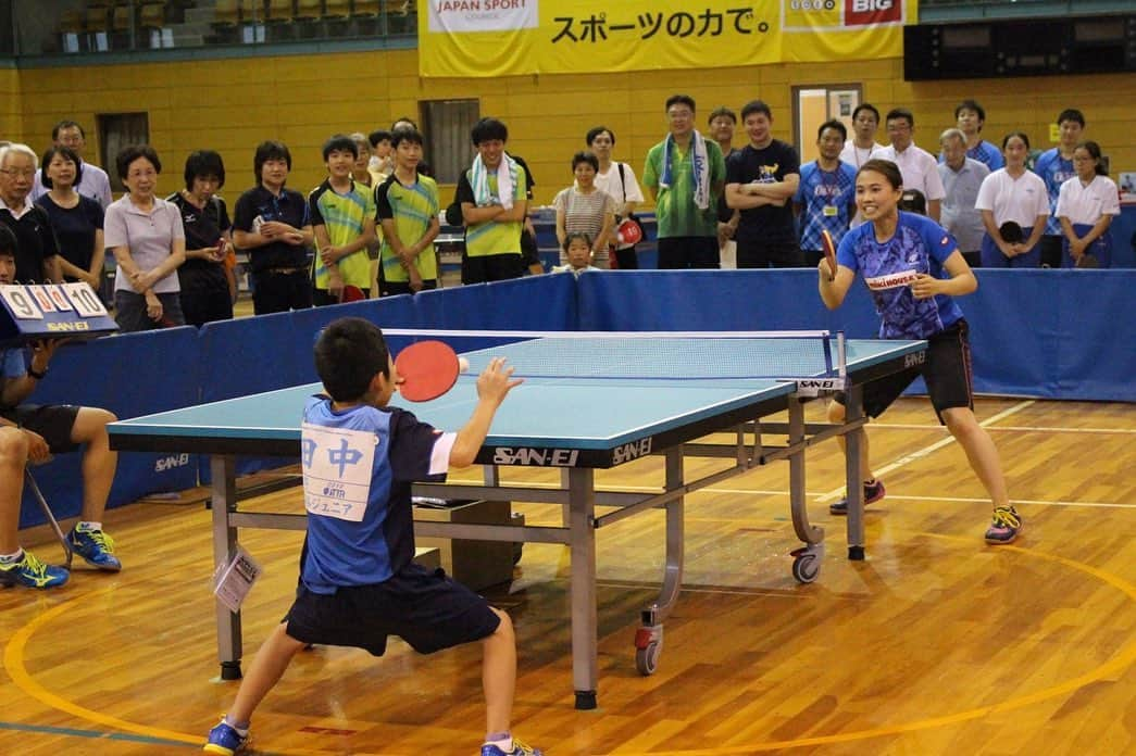 平野 早矢香さんのインスタグラム写真 - (平野 早矢香Instagram)「アスリートフェスティバルinおかや🏓 今日はニッタク協力の講習会を長野県岡谷市で行いました✨ 講演会から卓球教室まで盛りだくさん😊現役時代お世話になった方々にもお会いできて、すごく楽しい充実した講習会になりました‼️‼️ 選手の皆さんも暑い中本当によく頑張ってくれました😄中にはポイントをお話しするとすぐに素晴らしいバックドライブを打てた選手も👏サポートしていただいた皆さんも本当にありがとうございました🙇‍♂️ 今夜の卓球ジャパンはもちろんですが、明日はラジオに出演します‼️ 8月18日(日)、文化放送のスポスタ☆MIX ZONE 15時〜16時生放送です😊  #卓球講習会 #岡谷市 #ニッタク #みんなよく頑張りました👏  #お土産もいただきました #くるみやまびこ #美味しすぎます #私のタイプのお菓子w #今夜は #卓球ジャパン #明日は #ラジオ #生出演 #文化放送 #スポスタミックスゾーン  #15時からです」8月17日 18時03分 - sayakahirano0324