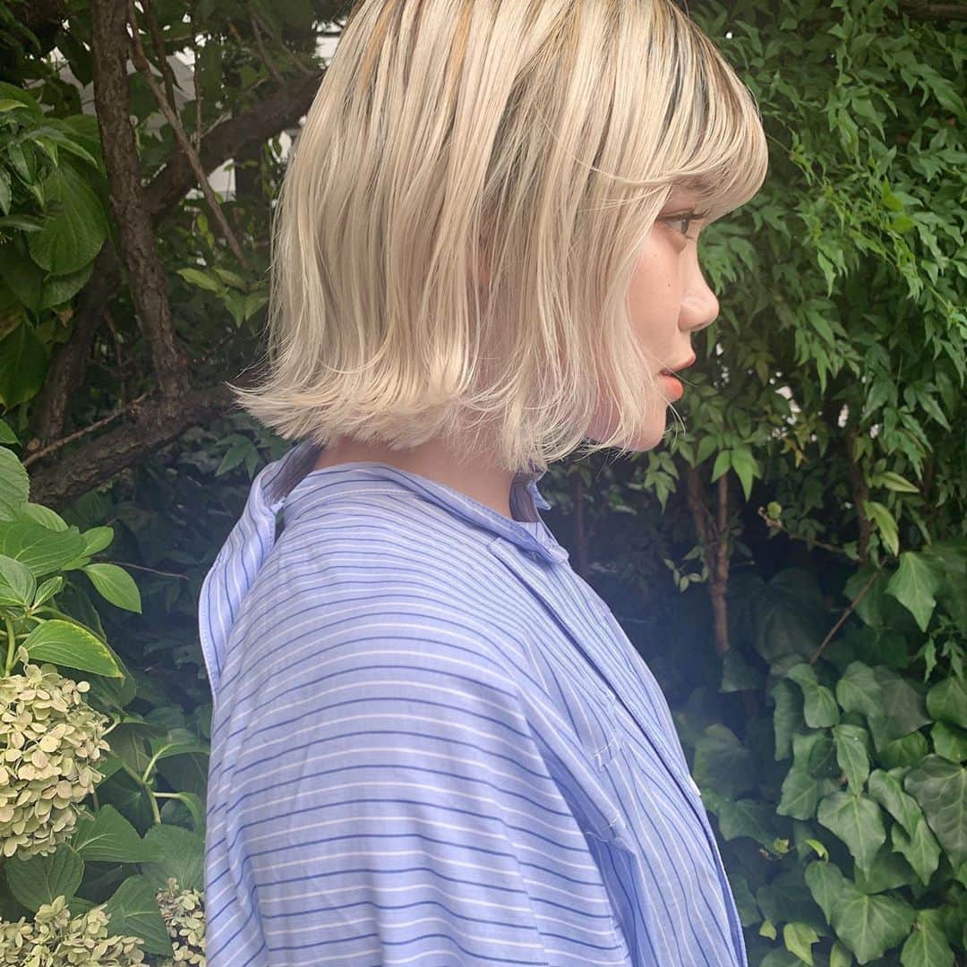 高橋有紀のインスタグラム：「チッヒロさんのカットカラーメンテナンス❤︎横顔もかわいすぎ この日コンタクトしてないからって目閉じてるけど、目が薄い茶色でかわいいの🥺 この日の朝一緒に楽しみなお仕事をしたのです❤︎ #bish  #セントチヒロチッチ  #チッチ #lysa_yuki」