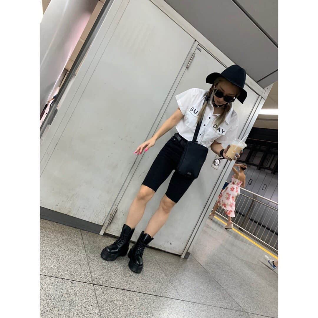 のインスタグラム：「大阪到着ー﻿ 明日は、みんなで最高の思い出を作ろうねー！！﻿ ﻿ このサングラス🕶とハーネスバッグは、﻿ a-nation2019のうちのグッズです！﻿ なかなか、かわいーの出来ました！！﻿ ﻿ コーディネートに合わせて、﻿ 久しぶりに息子の大嫌いなココアカラーのリップ💄爆笑﻿ ﻿ この色かわいーと思うんだけどなぁー。﻿ 男子には、不評です笑笑﻿ ﻿ #強め女子 #ならこの気持ちわかるよねー？！#black #and #white #コーディネート #lip #mac #ootd #fashion #goods #pameopose #anation #0818 #大阪 #ヤンマースタジアム長居 #summer #fes #event #倖田來未 #kodakumi」