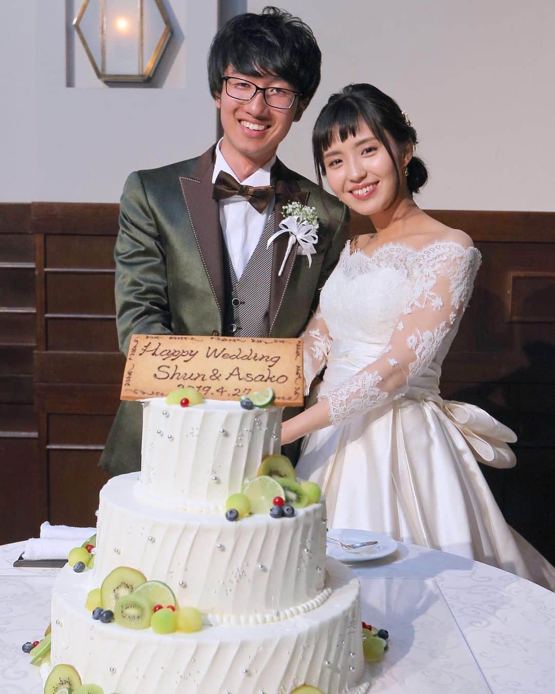 楽婚【公式】Instagramさんのインスタグラム写真 - (楽婚【公式】InstagramInstagram)「@rakukon をフォローして 『#楽婚』をつけて、 お写真の投稿大歓迎♡ 公式IGでリグラムされるかも！？ . ♥楽婚の先輩カップル  Shun & Asako  会場：#オリエンタルホテル東京ベイ >https://www.rakukon.com/couple/shun-asako-20190427/ . 華やかな三段ケーキは 披露宴での写真映えもバッチリです◎ かすみ草のブーケと ブートニアが素敵ですね♡ .  Webでご予約はTOPのURLより♡ ⇒@rakukon . #楽婚 #rakukon #ベストブライダル #wedding #ウェディング #フォトウェディング #プレ花嫁 #卒花 #日本中のプレ花嫁さんと繋がりたい #プラコレ #marryxoxo #ウエディングニュース #花嫁 #卒花嫁 #2019年春婚 #2019年夏婚 #2019年冬婚 #結婚式準備 #weddingdress #ウェディングドレス #チャペル挙式 #ウェディングケーキ#ウェディングブーケ #ブートニア」8月17日 18時20分 - rakukon
