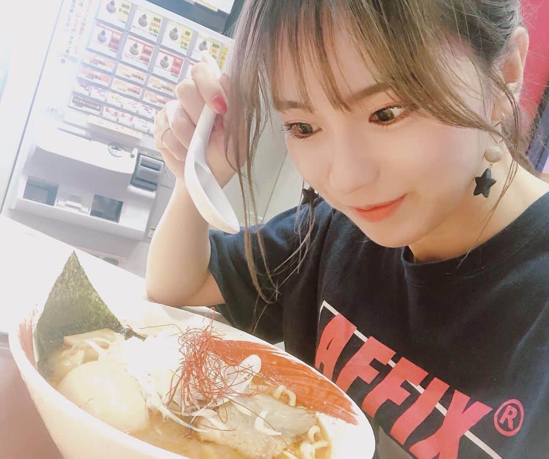ぽこのインスタグラム：「今日は山形の成沢だったよ🍒✨ 海老秀のラーメン美味しかった❤️ 辛味噌入れて、最後にライスも入れてしまった……🍜🍚 美味しかったけどまた食べ過ぎた(*_*) #海老秀 #食べ過ぎ #まいっか」