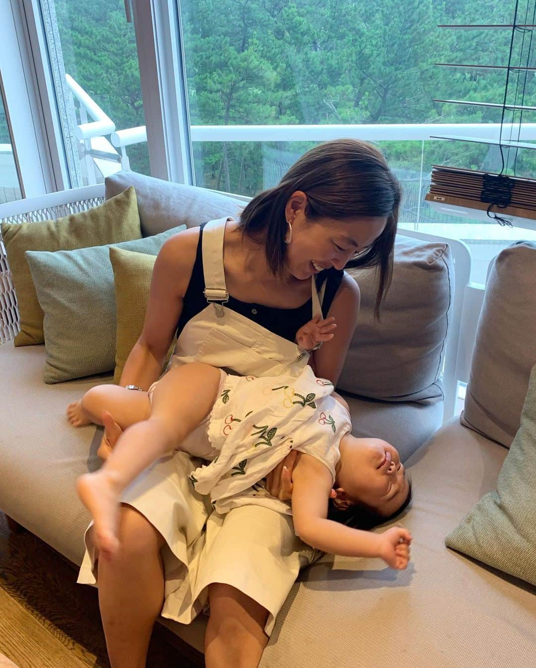 鈴木六夏さんのインスタグラム写真 - (鈴木六夏Instagram)「いつも笑顔で育児。  な、わけなーい！1枚目みたいな顔してる時だって 当然あります😅 1対1の時は特に...ね😅  でもやっぱり 「自分のイライラスイッチを入れないこと」が大事だと 日々実感。  イラッとしそうになった時は感情を 無にして逃すww 訓練訓練。  女の人のイライラってその裏に 淋しさとか悲しさとか怒りとか 色々複雑な気持ちが隠れていたりもするから.... 日々そのカケラを解消しておくことも 大事かもしれないですよね！  お兄の育児の時も そんな余裕があればよかったなぁ。なんてたまに後悔。 まぁその時はその時か。  もう孫の域だと思っている彼女も2歳目前。イヤイヤ期突入。 イライラスイッチいれない訓練、強化中です。笑」8月17日 18時26分 - rikuka.62