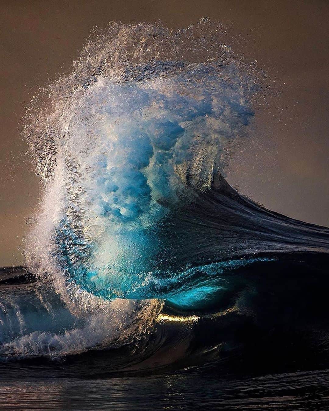 Canon Photographyさんのインスタグラム写真 - (Canon PhotographyInstagram)「Wonderful image of a powerful wave! Mesmerizing!  Photography | @thurstonphoto  #wave #giant powerful #ocean #cpfeatureme #sunset」8月17日 18時24分 - cpcollectives