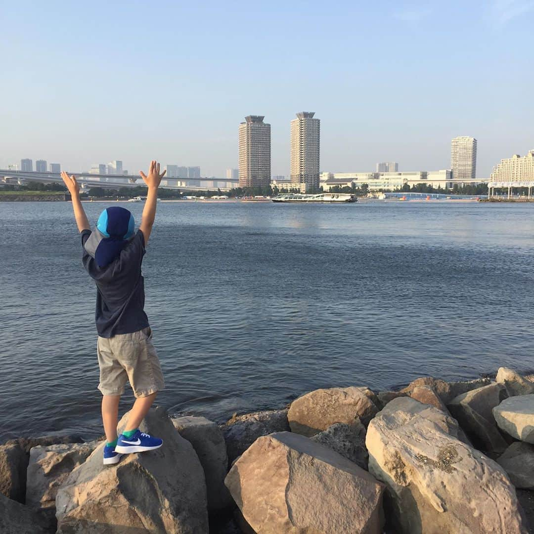 坂東亀三郎さんのインスタグラム写真 - (坂東亀三郎Instagram)「夕涼みにお台場海浜公園。  子供の頃、なーにもないお台場でキャッチボールしたり駆けずり回った記憶があるけど、あれは現実？幻？  #歌舞伎 #音羽屋 #歌舞伎役者 #亀三郎 #坂東亀三郎 #六代目 #彦三郎 #坂東彦三郎 #九代目 #歌舞伎部 #otowayabando #親バカ部 #倅マン #えみふる コメントはお気軽に📝」8月17日 18時24分 - otowayabando