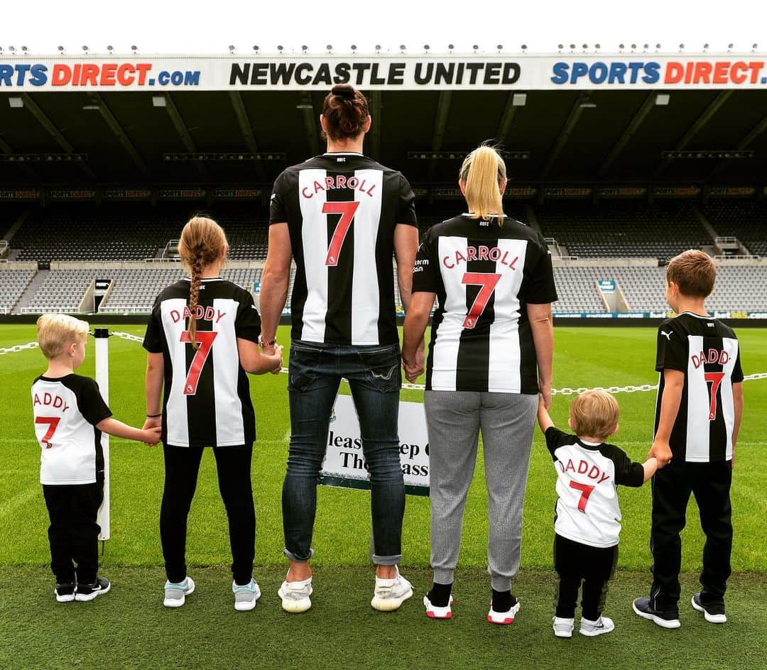 アンディ・キャロルさんのインスタグラム写真 - (アンディ・キャロルInstagram)「Embrace This Is My Family!! #OnePhotoOneFamily #MyStrength #Honoured #AC7 @billimucklow 🖤」8月17日 18時34分 - andytcarroll