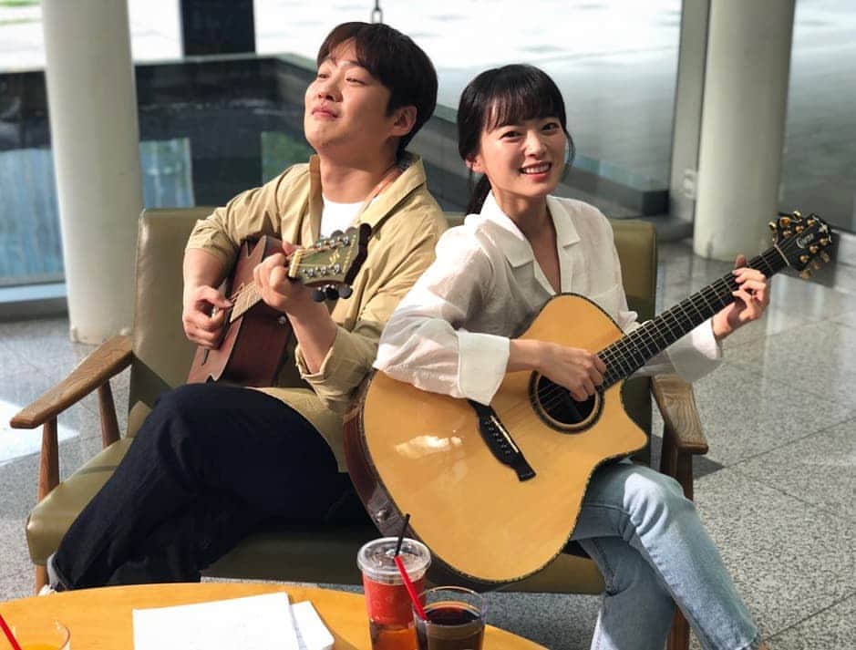 アン・ジェホンのインスタグラム：「흔들리는 꽃들 속에서 네 샴푸향이 느껴진거야 #멜로가체질 오늘밤 10시50분 본방사수😊」