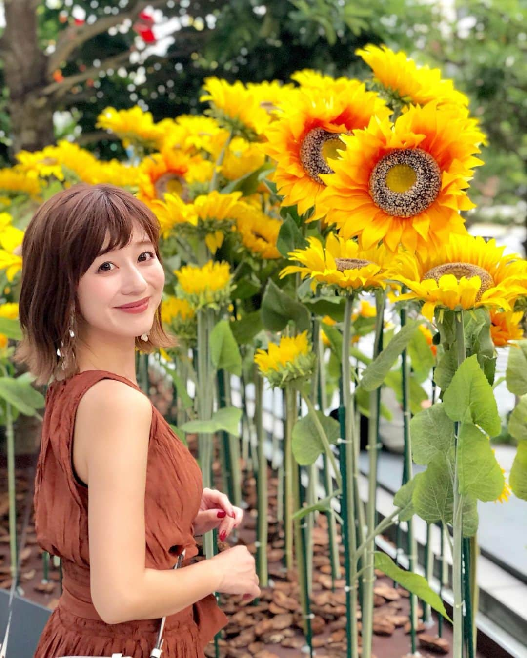 水野佐彩さんのインスタグラム写真 - (水野佐彩Instagram)「・ 紀尾井町の向日葵🌻 8月も半分過ぎたので、、 秋カラーを少しずつ取り入れて🌰💕💕 いもくりかぼちゃスイーツが 楽しみでならないわたしです🐷❤️ #coordinate  one-piece#mercuryduo @mercuryduo_com  shoes#tsurubymarikooikawa @tsurubymarikooikawa  bag#louisvuitton @louisvuitton  #sサイズコーデ  #153cmコーデ #おちびコーデ #おちびの輪 #夏コーデ #ひまわり畑 #紀尾井町 #紀尾井町ガーデンテラス」8月17日 18時43分 - saaya_mizuno