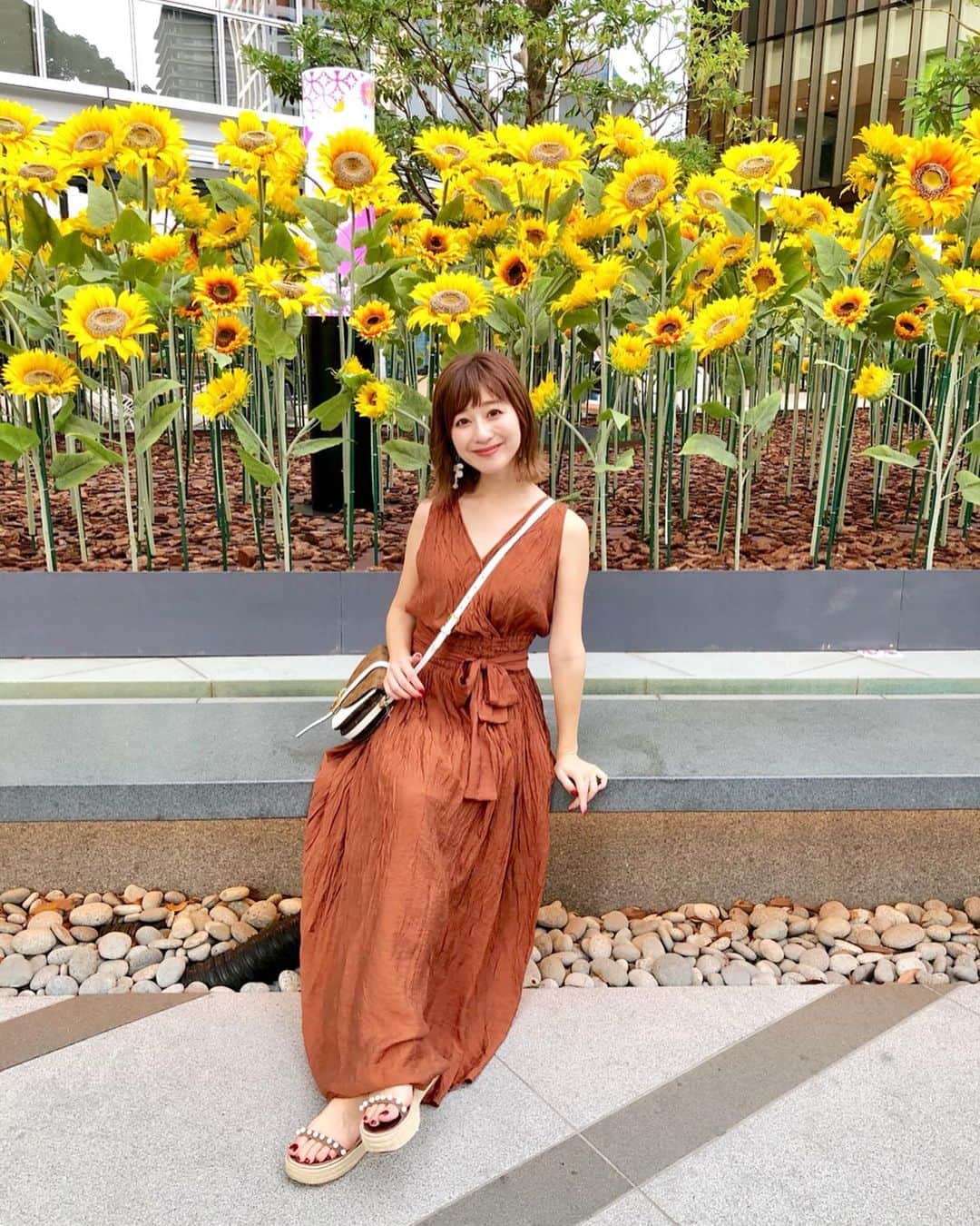 のインスタグラム：「・ 紀尾井町の向日葵🌻 8月も半分過ぎたので、、 秋カラーを少しずつ取り入れて🌰💕💕 いもくりかぼちゃスイーツが 楽しみでならないわたしです🐷❤️ #coordinate  one-piece#mercuryduo @mercuryduo_com  shoes#tsurubymarikooikawa @tsurubymarikooikawa  bag#louisvuitton @louisvuitton  #sサイズコーデ  #153cmコーデ #おちびコーデ #おちびの輪 #夏コーデ #ひまわり畑 #紀尾井町 #紀尾井町ガーデンテラス」