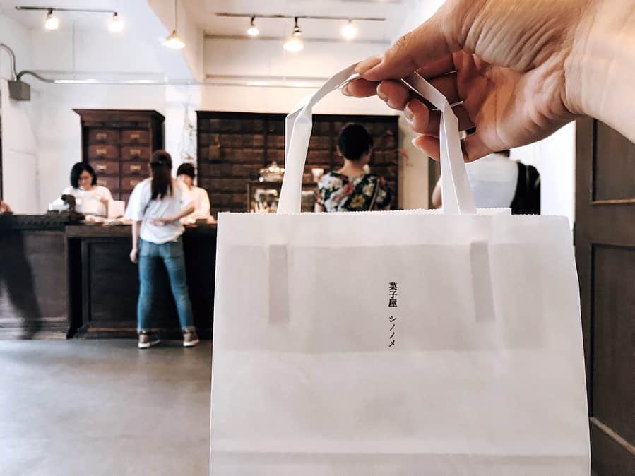 石川文菜さんのインスタグラム写真 - (石川文菜Instagram)「. . . 蔵前 菓子屋シノノメ @kashiya_shinonome . . . Instagramで知った菓子屋さん . 今回の東京滞在で一番行きたかったお店だったので、もう少し買いたかったというのが本音ですが…次回の楽しみに取っておこうと、グッと堪えました。 . . . ここまで来ると聖地巡礼のような"あのお店に行く事"が目的な気もしますが、烏龍茶のマドレーヌが目当て。 . . 写真は順に ▫️烏龍茶のマドレーヌ ▫️メープルのマドレーヌ ▫️クラウンベリーのスコーン ▫️クラウンベリーのショートブレッド ▫️ジャスミン茶のパウンドケーキ ▫️レモンミントクッキー . . . 併設されている2階の喫茶店ではこちらに置いていない菓子をいただけるようです。 . ※McLeanのハンバーガーをお腹いっぱい食べたので、最高なコンディションでお茶を楽しめないと思い、今回は断念。 . . きつくない甘さで、季節にあった素材を使った菓子を出しているお店。 . ショートブレッドやクッキーは日持ちするので手土産にもおすすめ💁‍♀️ . . 道具屋nobori @douguya_nobori も行きたかったけれど、お盆期間は休業との事で別の機会に行ってみたいな🤔 . . . #pic #photo #sweets #菓子 #蔵前 #東京 #菓子屋シノノメ」8月17日 18時35分 - bun0404