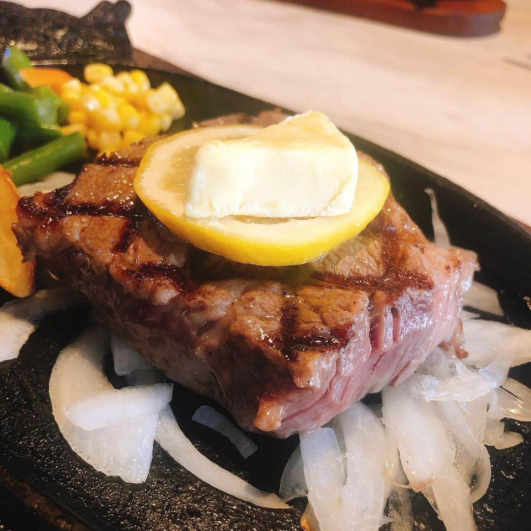 山﨑 薫さんのインスタグラム写真 - (山﨑 薫Instagram)「沖縄に来たからにはステーキ食べようということで、サーロイン😍 結構年配の方もぶ厚いテキ食べてて、沖縄の人の元気の源はやっぱりお肉なんだと思う。 労働の後のお肉は格別美味しい✨ #ステーキ #沖縄国際通り #和牛ステーキ #レモンバターステーキ」8月17日 18時38分 - kaoruyamazaki906