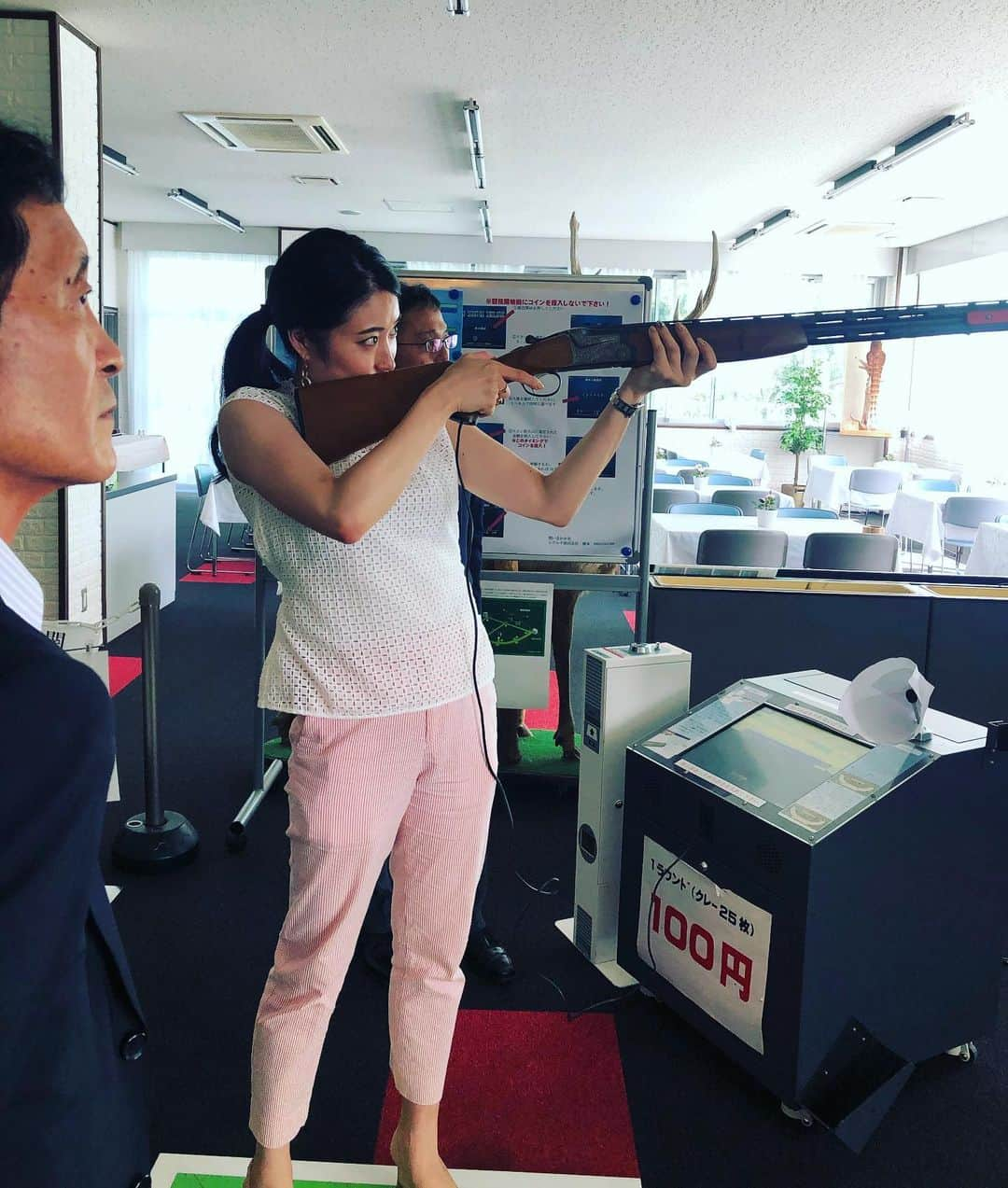 田中琴乃さんのインスタグラム写真 - (田中琴乃Instagram)「【クレー射撃】 ・ 伊勢原クレー射撃場には射撃をバーチャル体験できる場所が設けられており、体験させて頂くことに🔫 拳銃はとても重くて驚きました💦 ・ 新体操の選手は意外と空間認知力があって得意な種目かもしれない。 ・ #クレー射撃  #体験  #田中琴乃」8月17日 18時40分 - tanakakotono