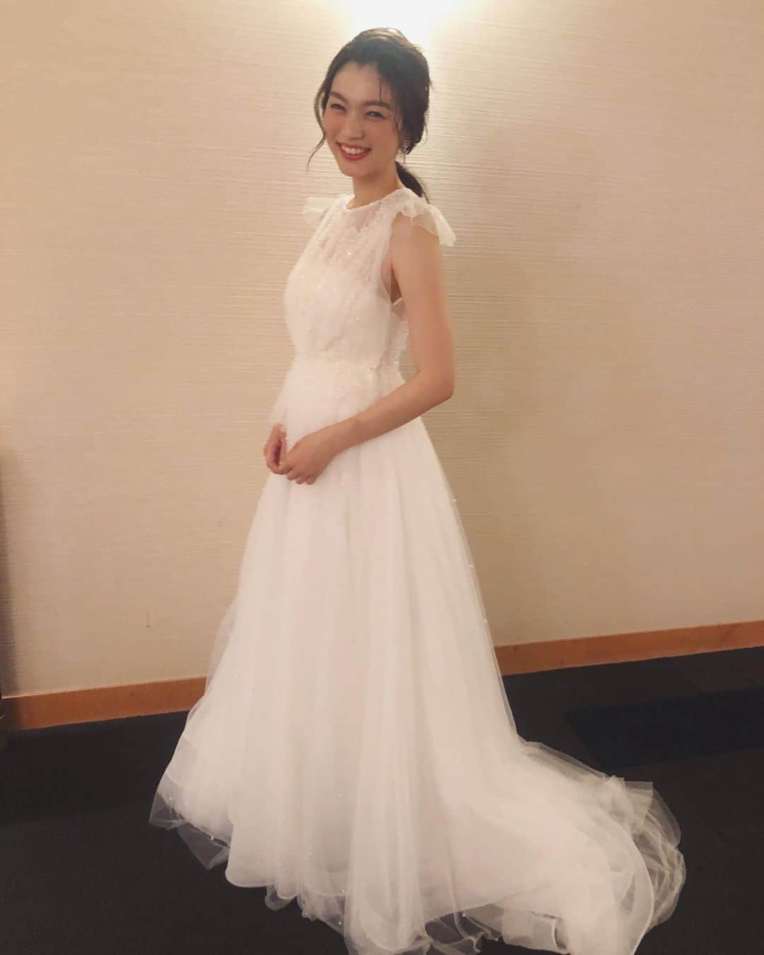 森本奈緒さんのインスタグラム写真 - (森本奈緒Instagram)「先日の撮影で着て何度もときめいたドレス @juno_weddingdress 🕊 今日はドレスショーに出演させていただきました💐 細かなディテールにまでこだわって、後ろ姿もとっても美しいドレスなの。ぜひみてみてね🥰 #junodress  #wedding #stmargaret  #dressshow #えみりちゃんと花まみれ #naowhm」8月17日 18時44分 - naomorimoto