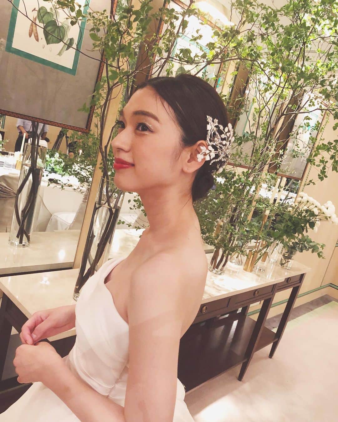 森本奈緒さんのインスタグラム写真 - (森本奈緒Instagram)「先日の撮影で着て何度もときめいたドレス @juno_weddingdress 🕊 今日はドレスショーに出演させていただきました💐 細かなディテールにまでこだわって、後ろ姿もとっても美しいドレスなの。ぜひみてみてね🥰 #junodress  #wedding #stmargaret  #dressshow #えみりちゃんと花まみれ #naowhm」8月17日 18時44分 - naomorimoto