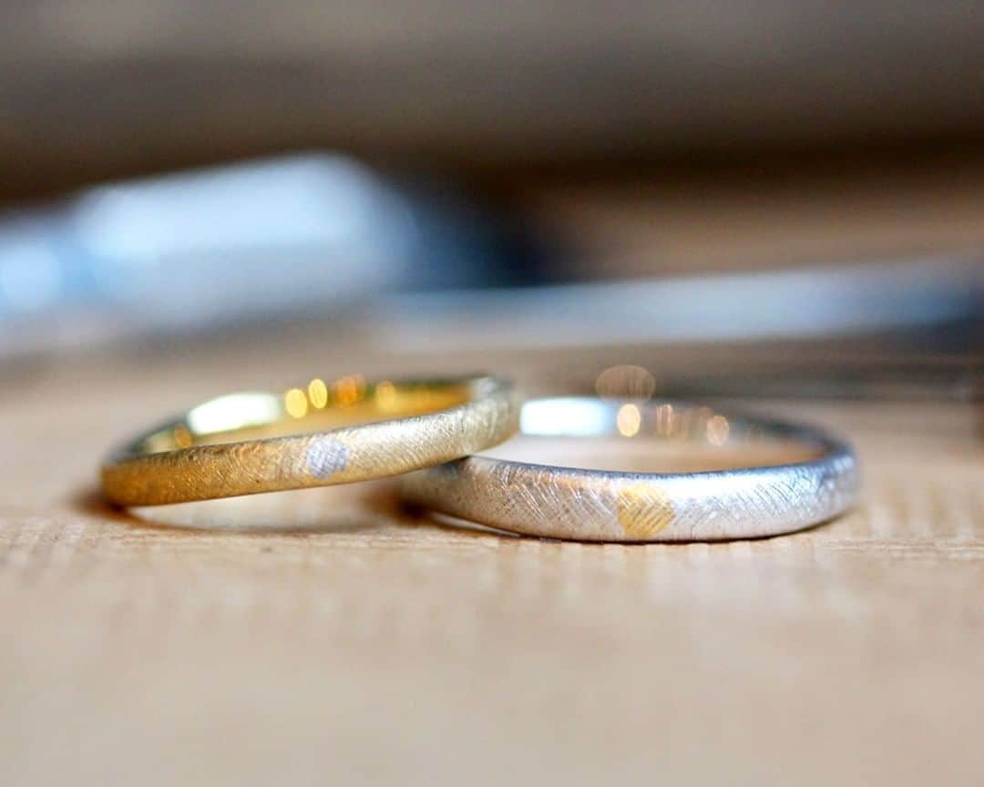 ith / イズ オーダメイド結婚指輪さんのインスタグラム写真 - (ith / イズ オーダメイド結婚指輪Instagram)「“メーゼ”は、朧月夜のような 幻想的なセミマットテクスチャー。 . 細いラインを1本1本、格子状に重ねて ふわりと内側から輝くような 独特の質感を生み出しています。 . クラフトテイストでありつつ、 規則性のあるラインが カジュアル過ぎない 落ち着きを感じさせます。 . . #結婚指輪 #婚約指輪 #プロポーズ  #マリッジリング #エンゲージリング  #指輪 #ダイヤモンド #ブライダルジュエリー  #婚約 #プレ花嫁 #ペアリング #指輪選び  #ウェディングドレス #ナチュラルウェディング  #指輪探し #結婚指輪探し #ゴールドリング  #オーダーメイドリング #結婚式準備  #ウェディング小物 #花嫁 #2019秋婚 #2019冬婚 #2020春婚 #満月 #fullmoon #クラフト #大人カジュアル」8月17日 18時45分 - ith_marriage