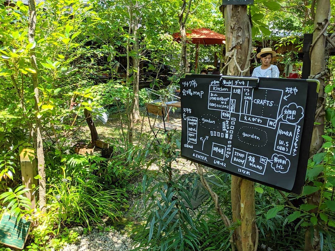 有限会社 稲葉製材住宅さんのインスタグラム写真 - (有限会社 稲葉製材住宅Instagram)「甲佐町の山ぼうしの樹で行われたツナグマーケットへ🎪 古民家をリノベーションして、庭にはその他の建物やテラスなど造りみんなが集う場所を提供されています🌿 オーガニックな家づくりをされているミズタホームさんが運営されておりすげかったです😲 マーケットにはランチメニューや雑貨、かき氷、デザートなど何でもあってみんなが楽しめる場所でした✨ 色々勉強になりました…🤔 明日まで開催されているので時間のある方は是非行ってみてはいかがでしょうか😄  #マーケット#視察#マルシェ#ミズタホームさんありがとうございました#山ぼうしの樹#古民家#リノベーション#庭#庭づくり#オーガニック#秘密基地#おしゃれ#雑貨#暮らし#田舎#日々#休日#遊び場#カフェ#家づくり#マイホーム#新築#工務店#稲葉製材住宅#イナバ#熊本#玉名#山鹿」8月17日 18時46分 - inaba_home
