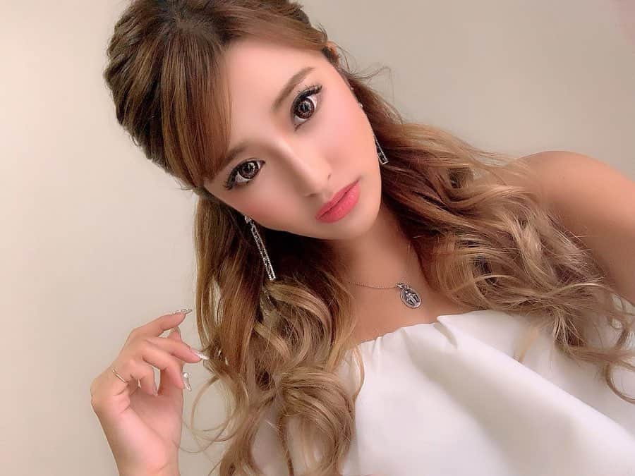 のインスタグラム：「    渋谷高野美容医院へ🧡 ハイフシャワーを受けました👱‍♀️💞   顔にジェルを塗って機械を滑らせて 痛みもなく15分くらいで終わるのに 直後から顔の引き締め効果実感🔥  ショット数が多いのがうれしい〜！😽❤️   高野先生 @dr.takano  すごく丁寧にお話聞いてくれるから安心です🙈  道玄坂あがってすぐってゆー アクセスの良さも最高🙋‍♀️💕     #渋谷高野美容医院 #shibuyatakano #医療ハイフ #ハイフシャワー #リフトアップ #小顔 #美肌  #最新美容 #美容クリニック #美容皮膚科 #渋谷」