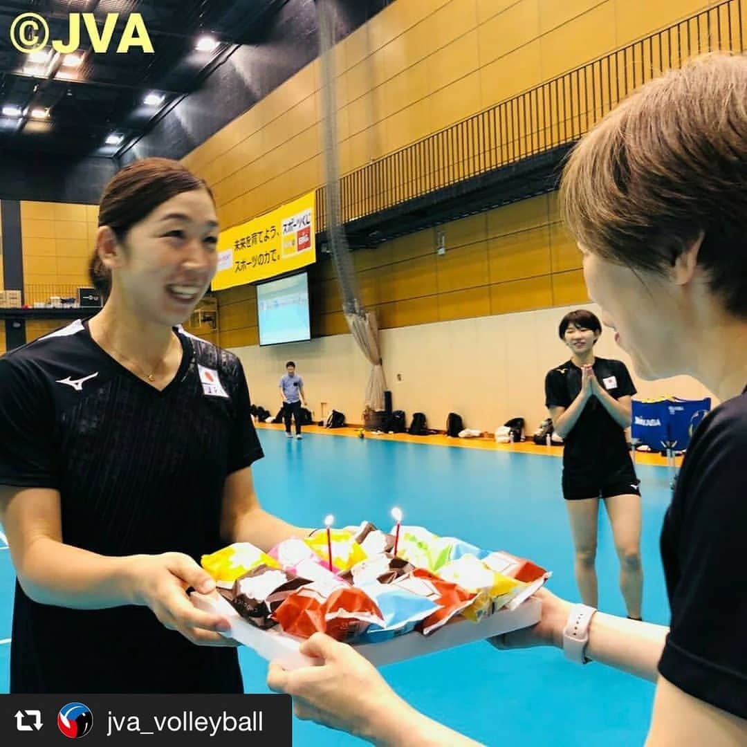 中田久美のインスタグラム：「荒木絵里香&小幡真子 8月3日・8月15日にチームのムードメーカーでもある2人のお誕生日でした。  絵里香のブレない強さ、真子の細かい気配り…チームに貴重な存在ですね…。 2人とも常に全力。 その姿勢にいつも感動と感謝してます。  更に前に…  横の渡邉彩にも注目…どうしたアヤ…🤣 #荒木絵里香 #小幡真子 #お誕生日おめでとう」