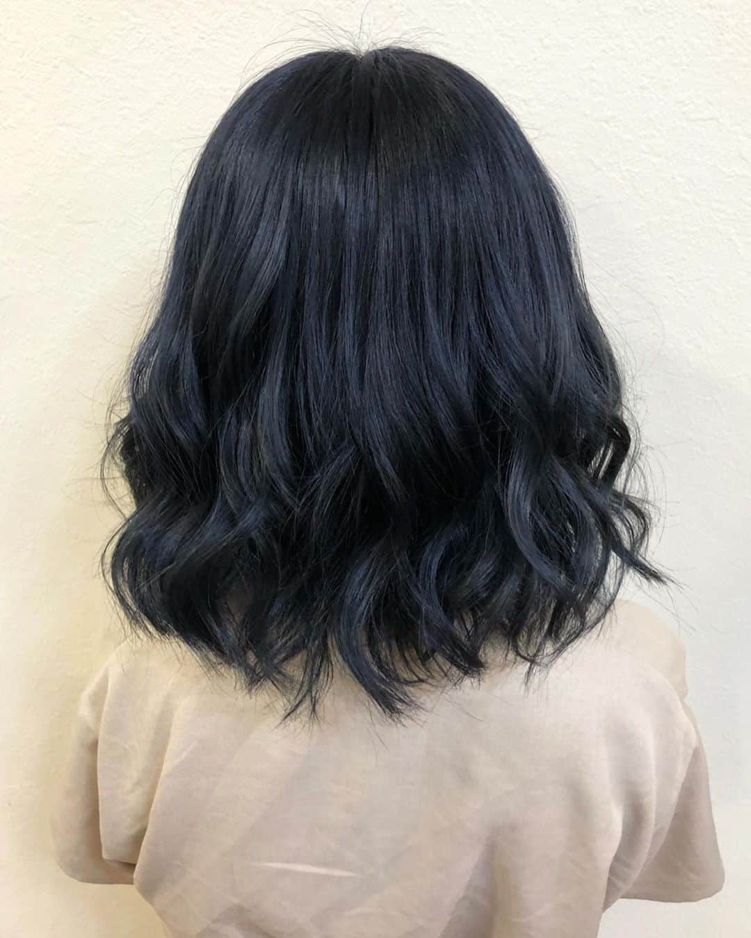 salon PRATiNO(サロンプラチノ)のインスタグラム：「. 💙🖤ブルーブラックカラー🖤💙. . 髪の毛を暗くしないといけないけど ただの黒ではつまらない…☹️ 真っ黒は嫌だ…🤔 そんな人にはこのブルーブラック❣️ 光の加減でブルーに見えます💙 ちょっと変わった感じにしたいけど 明るすぎるのも…という方も この絶妙なバランスの色味はオシャレでオススメです❣️❣️ . 【CLAVIS PRATINO】 ◇月曜日～土曜日 11:00～20:00 ◇日曜日 11:00～18:00 ※時間外はお問い合わせください。 愛知県名古屋市中区錦3-4-19石垣ビル７Ｆ ☎︎052-962-7017 . . . #hairstyle #hair #cornrow #clavispratino #pratino #hairsalon #FIBREPLEX #nagoya #haircolor #love #特殊ヘア #ブラックヘア  #コーンロウ  #ブレイズ  #派手髪 #ヘアカラー  #外国人風カラー  #バレイヤージュ#グラデーション  #美容室 #ヘアサロン #クラビスプラチノ#名古屋 #栄 #錦」