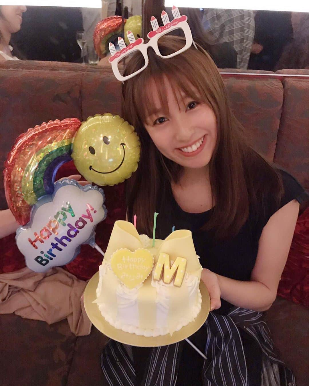 松中みなみさんのインスタグラム写真 - (松中みなみInstagram)「バースデーケーキ🎀 ・ 顔面ケーキじゃなくて良かった💭笑 可愛すぎて食べるのも もったいないくらい🐥💛💛💛 ・ ・ #誕生日ケーキ #リボンケーキ #💛 #バースデーケーキ #🎂」8月17日 18時55分 - minami_matsunaka