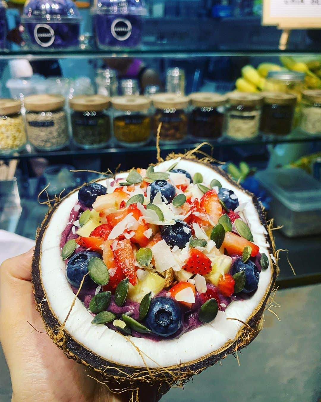 渋谷ゆりさんのインスタグラム写真 - (渋谷ゆりInstagram)「#香港 again ❤️ 天天吃 #acai 為了#皮膚 和#抗衰老 💞#hongkong again ❤️everyday I eat #acaibowl for good skin & #antiaging  毎日#アサイー 食べてる❤️#ポリフェノール で#美肌 と#アンチエイジング 💞 #減肥 #健身 #餐廳 #健康 #diet #weightloss #workout #diet  #ダイエット #筋トレ女子 #パーソナルトレーナー #アサイーボウル」8月17日 18時55分 - shibuya_yuri