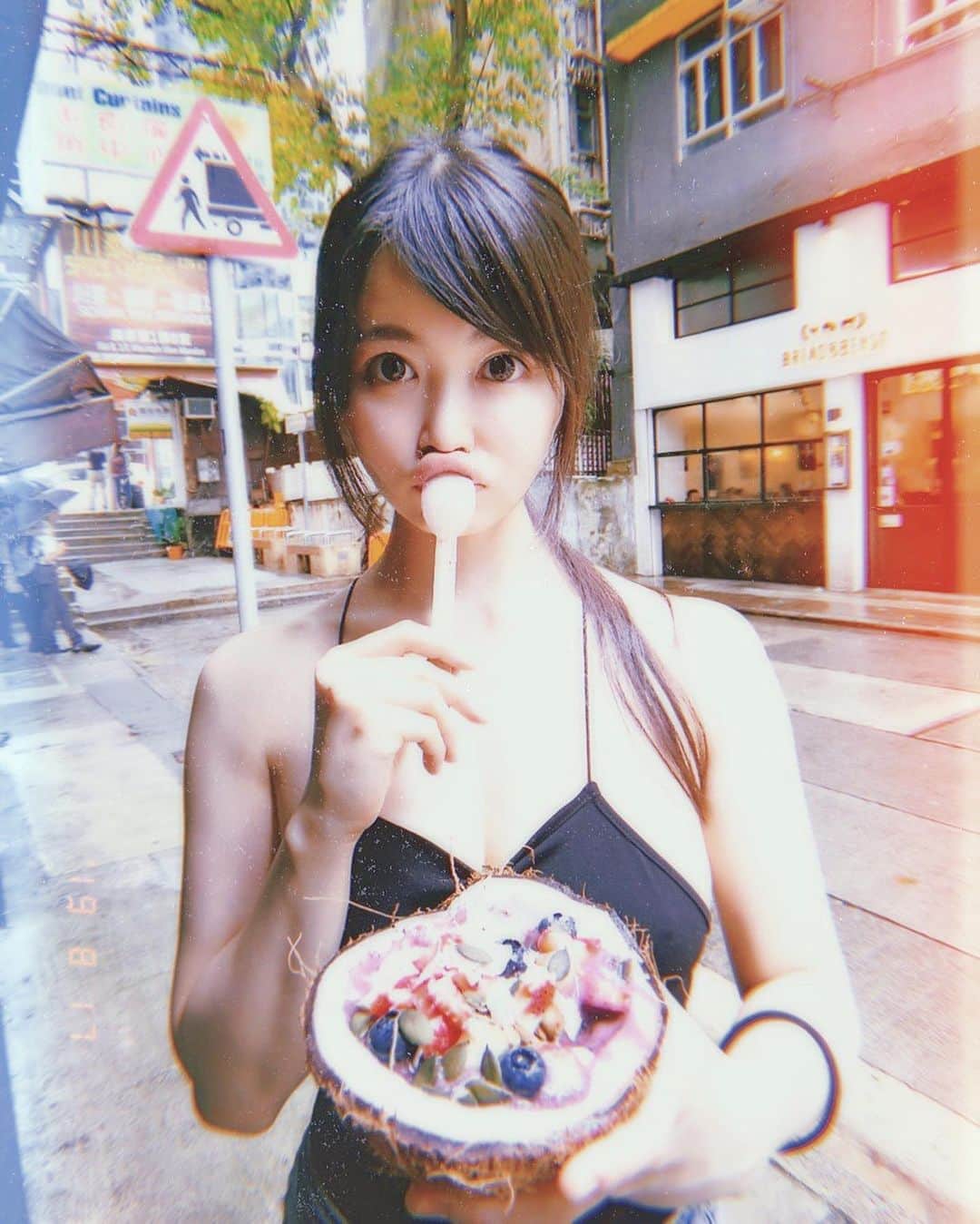 渋谷ゆりのインスタグラム：「#香港 again ❤️ 天天吃 #acai 為了#皮膚 和#抗衰老 💞#hongkong again ❤️everyday I eat #acaibowl for good skin & #antiaging  毎日#アサイー 食べてる❤️#ポリフェノール で#美肌 と#アンチエイジング 💞 #減肥 #健身 #餐廳 #健康 #diet #weightloss #workout #diet  #ダイエット #筋トレ女子 #パーソナルトレーナー #アサイーボウル」