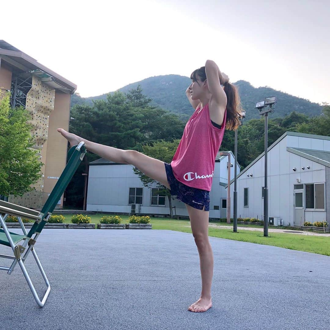 大田理裟さんのインスタグラム写真 - (大田理裟Instagram)「一石三鳥😂♥︎ ストレッチしながら髪結びながら壁を見てる✨  #クライミング #ボルダリング #climbing #bouldering #lead #climbinglife #champion #championjp」8月17日 18時56分 - ota_risa