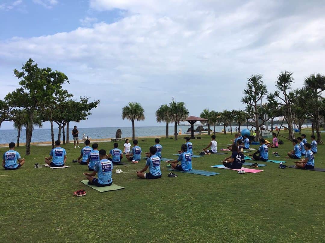 岡根直哉さんのインスタグラム写真 - (岡根直哉Instagram)「@okinawasv2015 × @_yukiyoga_  海を見ながら朝ヨガ🧘🏿‍♀️ 終わったら皆でビーチパーティ🍖 ええチーム。ええ環境。  #okinawa #yoga #beachyoga  #ヨガ #沖縄sv #前俊バリカタ」8月17日 18時56分 - naoya_okane