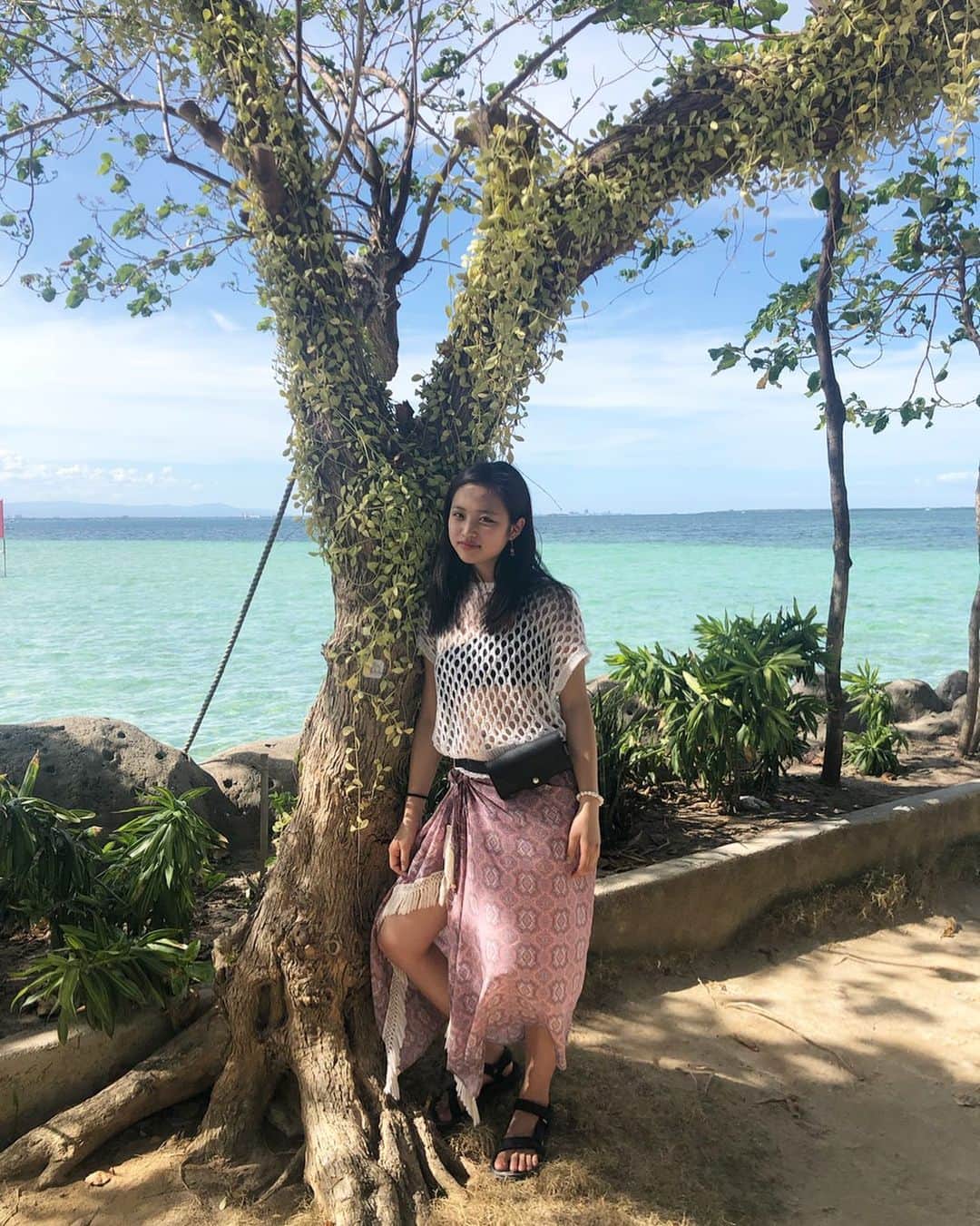 石井美音奈のインスタグラム：「この島に行った時たくさん写真撮ったよ🤳 そしてある動物と遊んだよ！さてなんでしょう！ 🇵🇭 #philippines #cebu#留学 #留学生活 #フィリピン」