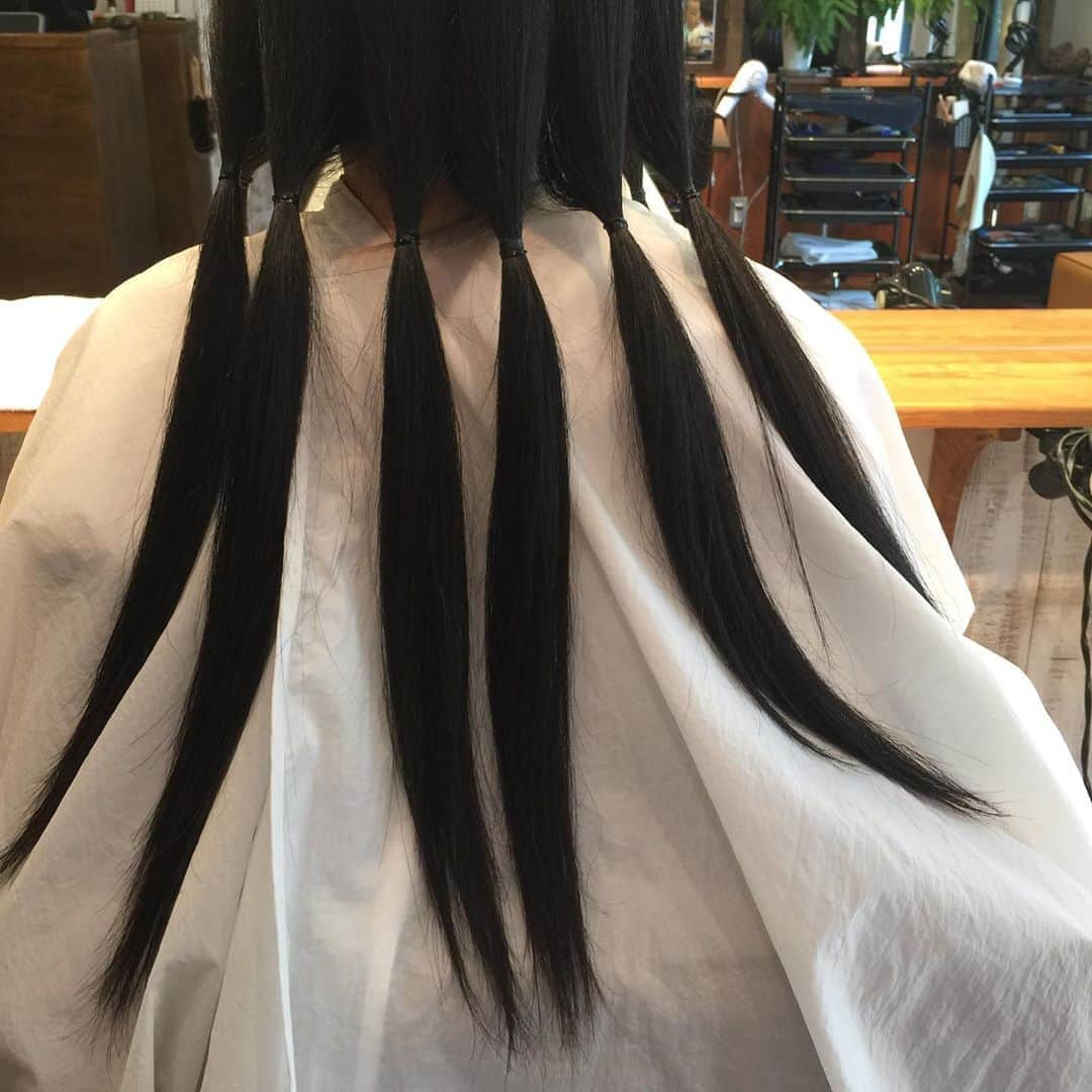 鈴木夏未さんのインスタグラム写真 - (鈴木夏未Instagram)「念願の⭐︎ ヘアドネーション✨ ・ ・ 31cm〜切りました💕 ・ ・ お願いしたのは 二子玉川Lulu成富さんです💕 ・ ・ DBのヘアメイクから ずっとお世話になっています ・ ・ 今回私はドネーションしか頭になくて 切ったあとの髪型はお任せにしました ・ ・ 成富さん、ありがとうございます😊 ・ ・ 休日の二子玉川駅周辺は子連れが多く 幼児用イベント開催率が高くて助かる ・ 私に付き合って来てくれた息子も楽しめました ・ ・ #ヘアドネーション  #二子玉川 #lulu  #成富さんはこの道20年以上 #二子玉川美容室  #子連れ #子どものいる暮らし」8月17日 19時05分 - natyumisuzuki