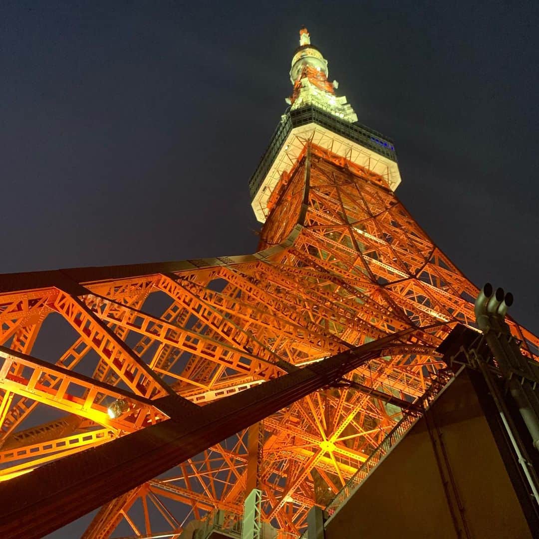 山本里美さんのインスタグラム写真 - (山本里美Instagram)「どうしてもサンセットが見たくて、東京タワーのトップデッキに登ったけど、結果、下から見るタワーがカッコいい。残念な2枚目を是非ごらんください #tokyotower」8月17日 19時05分 - limiyamamoto