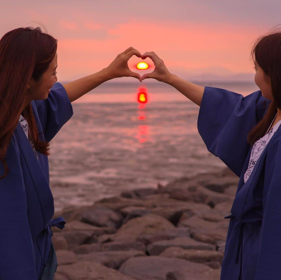 柳川藩主立花邸御花 | Yanagawa Ohanaさんのインスタグラム写真 - (柳川藩主立花邸御花 | Yanagawa OhanaInstagram)「自然が織りなす絶景  柳川藩主立花邸 御花では2019年8月17日、8月23日、8月24日、ご宿泊者限定で「有明海サンセットビューツアー 」をご案内致します。  日本最大の干潟を持つ有明海。 干潮時には陸地の続きがどこまでも繋がっておりその先には水平線ではなく地平線が見える。遮るものは一切ありません。 干潟に映る夕日のオレンジロードはまさに絶景です。  運が良ければ干潟を飛び跳ねる「ムツゴロウ」に出会えるかも？？？ #日本 #japan #福岡 #fukuoka #旅行 #trip #japantrip #福岡観光 #夕日 #sunset #海 #sea #旅遊 #海 #斜陽 #जापान #फुकुओका #समुद्र #डूबतेसूरज #यात्रा」8月17日 19時07分 - tachibanateiohana