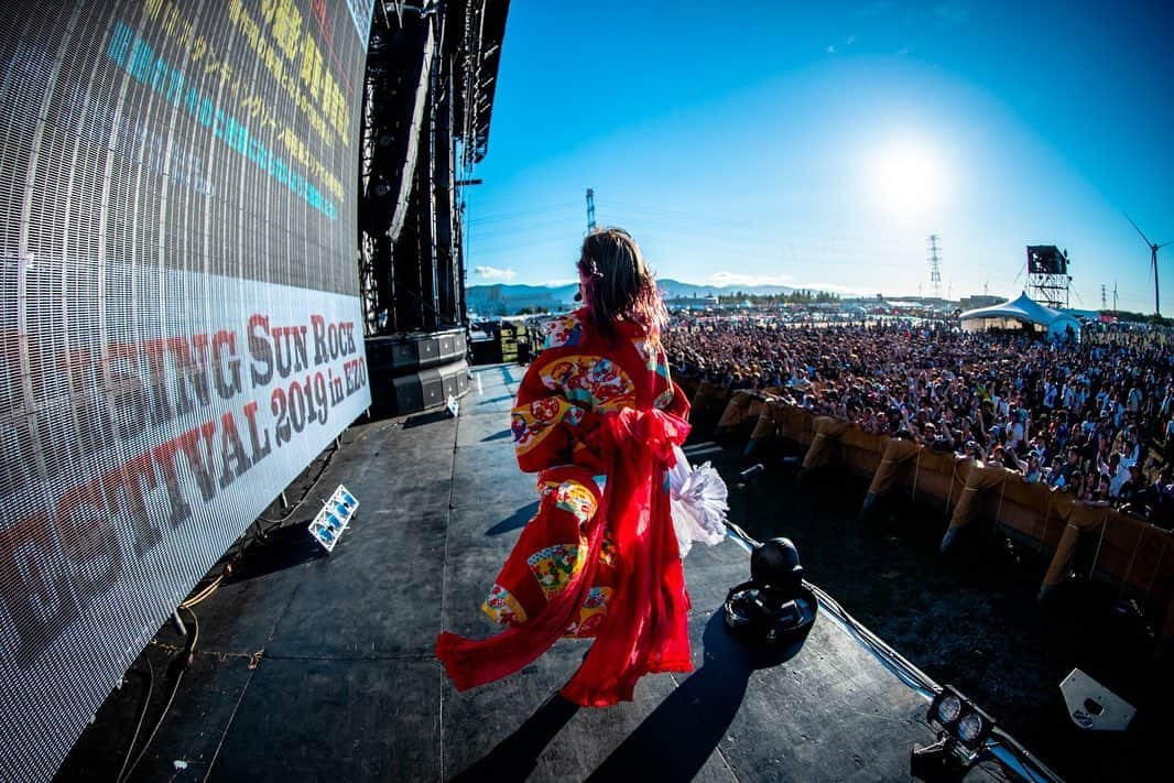 LiSAさんのインスタグラム写真 - (LiSAInstagram)「「RISING SUN ROCK FESTIVAL 2019 in EZO」初めてのSUN STAGEを最高な夕陽と最高な皆と任せてもらいましたっ。全部が奇跡みたいで最高だった！でらありがとうーー！またRISING SUNで遊ぼうねっ☻その前に、#紅蓮華ツアー ファイルも北海道でーすっ\( ¨̮ )/ photo by. @vizkage  #RIR2019 #LiSA」8月17日 19時17分 - xlisa_olivex