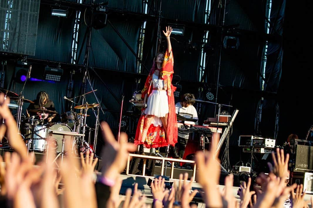 LiSAさんのインスタグラム写真 - (LiSAInstagram)「「RISING SUN ROCK FESTIVAL 2019 in EZO」初めてのSUN STAGEを最高な夕陽と最高な皆と任せてもらいましたっ。全部が奇跡みたいで最高だった！でらありがとうーー！またRISING SUNで遊ぼうねっ☻その前に、#紅蓮華ツアー ファイルも北海道でーすっ\( ¨̮ )/ photo by. @vizkage  #RIR2019 #LiSA」8月17日 19時17分 - xlisa_olivex