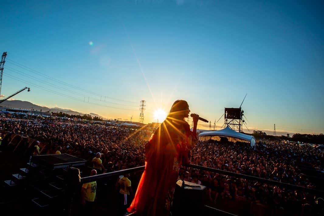 LiSAさんのインスタグラム写真 - (LiSAInstagram)「「RISING SUN ROCK FESTIVAL 2019 in EZO」初めてのSUN STAGEを最高な夕陽と最高な皆と任せてもらいましたっ。全部が奇跡みたいで最高だった！でらありがとうーー！またRISING SUNで遊ぼうねっ☻その前に、#紅蓮華ツアー ファイルも北海道でーすっ\( ¨̮ )/ photo by. @vizkage  #RIR2019 #LiSA」8月17日 19時17分 - xlisa_olivex