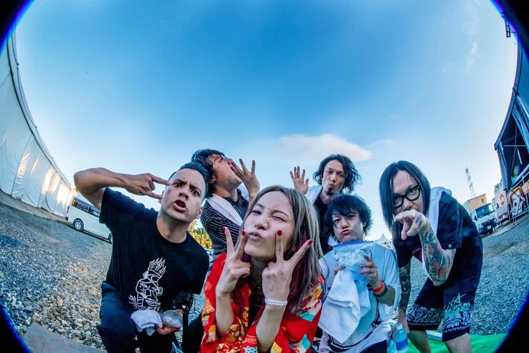 LiSAさんのインスタグラム写真 - (LiSAInstagram)「「RISING SUN ROCK FESTIVAL 2019 in EZO」初めてのSUN STAGEを最高な夕陽と最高な皆と任せてもらいましたっ。全部が奇跡みたいで最高だった！でらありがとうーー！またRISING SUNで遊ぼうねっ☻その前に、#紅蓮華ツアー ファイルも北海道でーすっ\( ¨̮ )/ photo by. @vizkage  #RIR2019 #LiSA」8月17日 19時17分 - xlisa_olivex