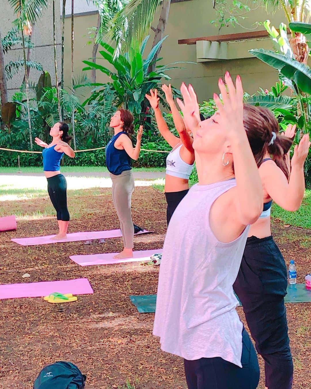 野沢和香さんのインスタグラム写真 - (野沢和香Instagram)「Congrats 🎉 @shoko_kapalili_official ! ポジティブで全てが大好きなShokoちゃんが、ハワイのロイヤルハワイアンになんとなんとお店をopen🎉‼️ @kapalili_hawaii  in ピンクパレス！ おめでとうー！！ openに居たかった🙈  初めて出会ったのはハワイのsup yogaの取材撮影🏄‍♀️ 一目会った時から、ロコなみのガングロ笑顔🤣と彼女の真っ直ぐな清々しいエネルギーにキュン💖 それからはお互いハワイと日本を行き来するたび、たとえ少しの時間でも会いたい🤩今ではお互いの夢や人生を全力で応援し合える仲。住んでる場所は違うけど、いつも心が繋がってる友達！  コツコツとSupYOGAを広めて、 思えば、私の初のサーフライダーのヨガクラスや、リトリートも惜しみない力を貸してくれて、いつも勇気をくれるのです😊 彼女のひた向きさ、熱さ、ノリの良さ🤣が大好き💖‼️ そんな彼女が夢だったお店をロイヤルハワイアンにopenしました！  かわいいYoga wearが沢山だし、 何より、ロイヤルハワイアンの中庭での彼女のYOGAはハワイで一番大好きなヨガかもしれない🙈✨ ぜひ、ハワイにいらっしゃる皆さま🙋 これから行かれる皆様⤴︎checkしてみてください😊  私が着ているtopsも @kapalili_hawaii 😆⤴︎ (shokoちゃんは上下とも！) おめでとうー！！！ ずっと応援しているよー❣️ love you❣️」8月17日 19時17分 - wakanozawa
