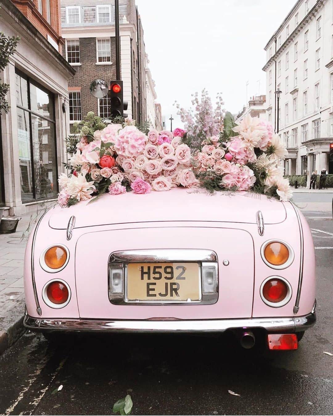 @LONDON | TAG #THISISLONDONさんのインスタグラム写真 - (@LONDON | TAG #THISISLONDONInstagram)「Sometimes you just need a little pink in your life! 💗💗💗 Wonderful collaboration by @justhelenmarie & @wildthingsflowers 💐 Tag someone that needs a little pink in their life! 💗🌷🌸🌷💗 // #thisislondon #mayfair #londonlife #nissanfigaro」8月17日 19時10分 - london