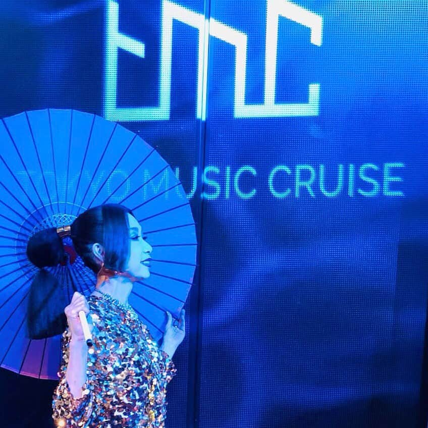 野宮真貴さんのインスタグラム写真 - (野宮真貴Instagram)「東京は夜の七時♪ 昨日のTokyo Music Cruise2019鳥山雄司さんとの初のステージは、大人のラウンジミュージック♪遠くは長崎から来てくださったお客様も！みなさん、ありがとう😊TMC5周年おめでとうございます！都会の大人の音楽フェス最高！  #東京は夜の七時 ‪#tmc2019 #tokyomusiccruise2019‬ ‪#ザプリンスパークタワー東京‬ #鳥山雄司 #野宮真貴  #missmakinomiya」8月17日 19時10分 - missmakinomiya