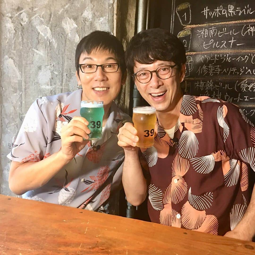 西川忠志さんのインスタグラム写真 - (西川忠志Instagram)「ビール  綺麗だ！ビールが出てきての感想はまず『綺麗！』でした！ 皆様！これは２つともビールです🍻！ 左側のビールは見た目もビールですが 右側のブルーのもビールなんです！  eo光チャンネル『ゴエと忠志のDEEP関西』 昨日からの放送は《クラフトビール》に迫っております！  左は神奈川県・湘南ビールさんの『ピルスナー』。 キリッと！正にこの夏ピッタリの喉越し最高の美味しいビールです！ そして右は富山県・城端麦酒さんのその名も『グレートブルー』というビールです！ こちらは爽やか柑橘系のビールですね！ ビールが苦手という方もこれなら飲めるかも！ とにかく、どちらも最高に美味しかったです！ ブルー色のビールは生まれ初めて飲みました！  番組では三軒のクラフトビールのお店に 伺わせて頂いております！ 皆様、今すぐeo光チャンネルはもちろん、 携帯&パソコンからもご覧いただけます！ これからも『ゴエと忠志のDEEP関西』を どうぞ宜しくお願い致します。  そして衣装はもちろん！FULLCOUNTさんです！ いつも素敵な衣装をありがとうございます！  #eo光チャンネル #ゴエと忠志のDEEP関西 #浅越ゴエ #🍺#🍻 #西川忠志 #クラフトビール #ビール #garege39 #beer  #湘南ビール #ピルスナー #神奈川県 #城端麦酒 #富山県  #グレートブルー  #吉本新喜劇 #よしもと新喜劇 #美味しい #大阪グルメ #ありがとう #ありがとうございます #感謝 #綺麗  #大阪 #携帯 #パソコン #衣装 #fullcount」8月17日 19時15分 - nishikawa_tada