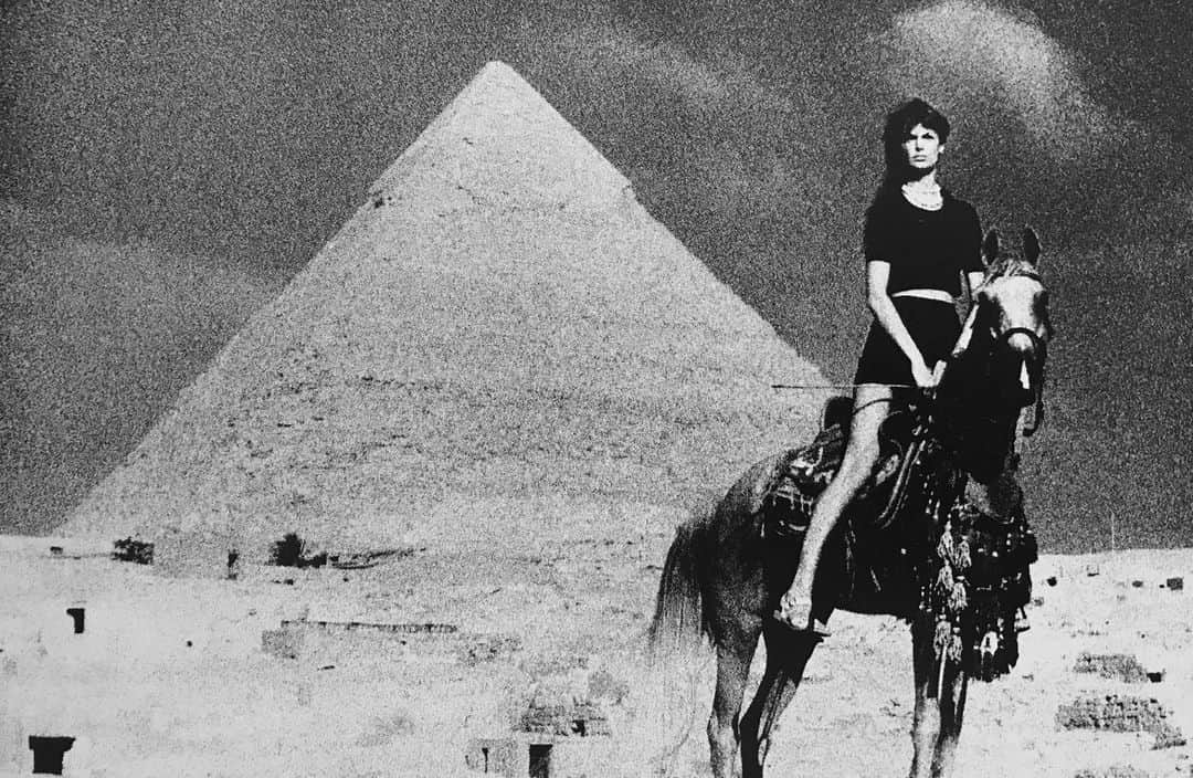 Meganさんのインスタグラム写真 - (MeganInstagram)「Egypt, 1971 〰 photo by David Bailey  #egypt #davidbailey #davidbaileyphotography #blackandwhitephotography」8月17日 19時16分 - zanzan_domus