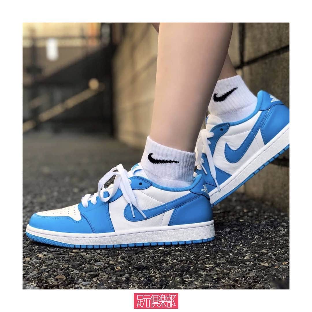 のインスタグラム：「マイケル・ジョーダンの母校である”UNC”のカラーリングを採用した[AIR JORDAN 1 LOW]。キメの整ったホワイトと鮮やかなパウダーブルーが生み出す爽やかなコントラストは、夏の足元に取り入れたくなる逸足。 . (@ryowestgirl ）さんの足元倶楽部 . ブランド : NIKE SB モデル: AIR JORDAN 1 LOW UNC . ▼今すぐフォローして最新情報をチェックしよう！ 【NIKE 公式アカウント】 ⇒#@nike . 【NIKE SB 公式アカウント】 ⇒#@nikesb . #nike #nikesb #aj1 #airjordan1  #airjordan #nikesneakers #nikeairjordan #足元倶楽部 #足元くら部 #スニーカー #靴 #スナップ #운동화 #newkicks #sneakerheads #sneakerfreak #sneakercon #sneakerfreaker #ストリート #今日のファッション #ファッションコーデ #セレクトショップ #今日の服 #シンプルコーデ #ストリートファッション #デニム #オシャレ #mensclothing #coordinate」