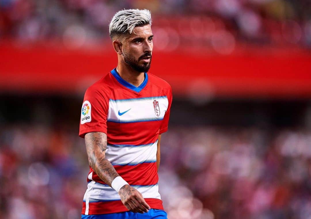 アルバロ・バディージョのインスタグラム：「Listos para afrontar nuestro primer partido. Empieza lo bueno, empieza @laliga !!! 🙌🏻⚽️ #VamosGranada #Eternalucha #VillarrealGranada 🔴⚪️」