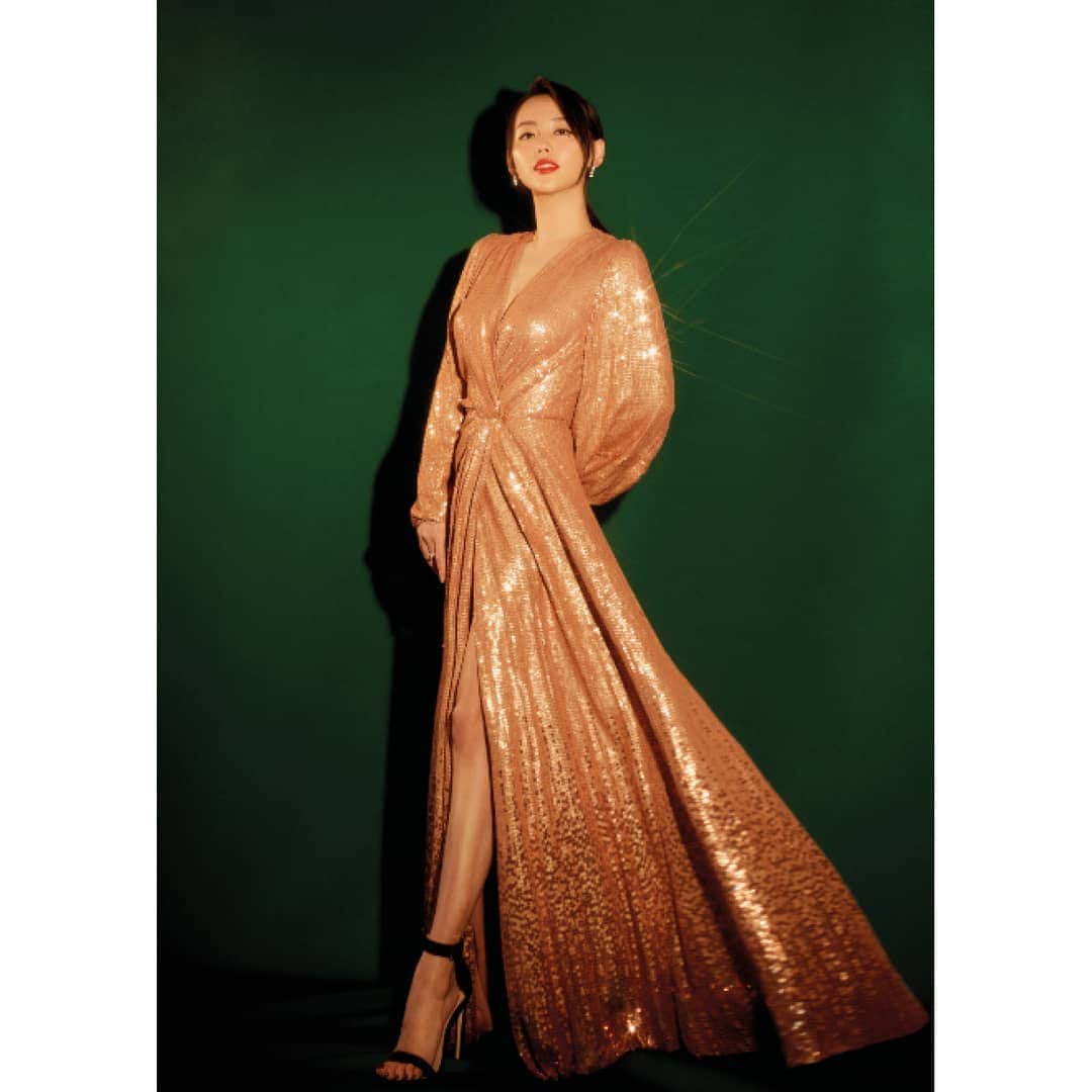 のインスタグラム：「Jiani Zhang wore an embellished wrap gown to attend the Harper’s Bazaar jewellery night in Beijing. For further information on this style please contact enquiries@jennypackham.com #dressedinJenny #jennypackham」