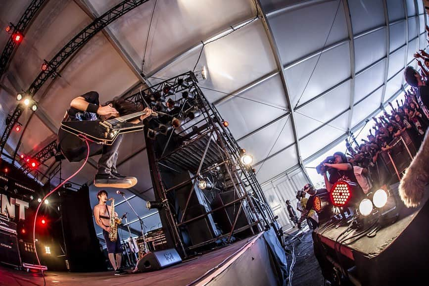 猪狩秀平さんのインスタグラム写真 - (猪狩秀平Instagram)「♪ . RISING SUN ROCK FESTIVAL 2019 in EZO🐻 . 久々にライジングに帰ってきた！ ホンマの音楽狂がめっちゃ集まってくれて上がりました☺︎ . 自分もお客さんとして来たことあるから分かるねんけど、 ライジングって都会と隔離されてるから、色んな意味で諦めがついて解放的になれるから好き！涼しいし！ . テントを自分の基地にして、 好きなバンド見に行っては、テントに戻ってお酒補給。 みたいな見方もできる☺︎ . ホンマに好きなイベントです。 これから夜になるともっとカオスになるんやろなぁ〜。笑 . 真っ暗な中、歩いてステージ移動するのもなんかええねんなぁ〜。 絶対あそこで手繋いでるヤツらおるやろ！ そんな場所ちゃうぞ！ でもそんな場所でもあるぞ！ ええなー！ええなー！ . 最後の写真は遊びに来てたビバラロックの鹿野さんと！ 満身創痍コンビ！笑 . @hayachinphoto  #heysmith  #risingsun  #risingsunrockfestival #thunderbolt」8月17日 19時25分 - hey_igari_0131