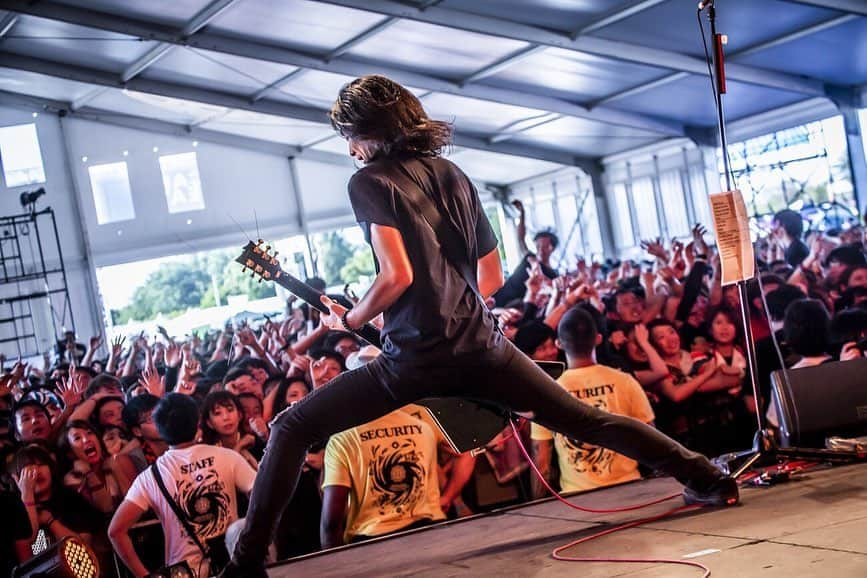 猪狩秀平さんのインスタグラム写真 - (猪狩秀平Instagram)「♪ . RISING SUN ROCK FESTIVAL 2019 in EZO🐻 . 久々にライジングに帰ってきた！ ホンマの音楽狂がめっちゃ集まってくれて上がりました☺︎ . 自分もお客さんとして来たことあるから分かるねんけど、 ライジングって都会と隔離されてるから、色んな意味で諦めがついて解放的になれるから好き！涼しいし！ . テントを自分の基地にして、 好きなバンド見に行っては、テントに戻ってお酒補給。 みたいな見方もできる☺︎ . ホンマに好きなイベントです。 これから夜になるともっとカオスになるんやろなぁ〜。笑 . 真っ暗な中、歩いてステージ移動するのもなんかええねんなぁ〜。 絶対あそこで手繋いでるヤツらおるやろ！ そんな場所ちゃうぞ！ でもそんな場所でもあるぞ！ ええなー！ええなー！ . 最後の写真は遊びに来てたビバラロックの鹿野さんと！ 満身創痍コンビ！笑 . @hayachinphoto  #heysmith  #risingsun  #risingsunrockfestival #thunderbolt」8月17日 19時25分 - hey_igari_0131