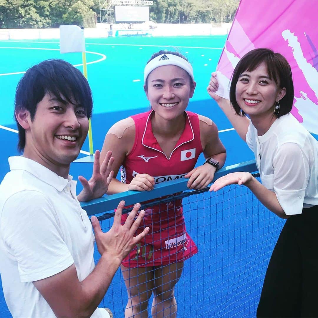 山本雪乃さんのインスタグラム写真 - (山本雪乃Instagram)「🏑 今日は 大井ホッケー競技場で行われた 女子ホッケーのプレ大会を 取材しました！  会場は今日が 初お披露目だったんです^ ^  かなりの暑さの中の試合で、 惜しくもサクラジャパンは敗れましたが、 選手たちのスタミナに とても驚かされました。  試合後、 永井葉月選手に お話を伺いました😊 *  そして、 ご存知の方もいるかもしれませんが、 同期の草薙アナは、 慶応のホッケー部で、 U21の日本代表だったんです😁  そんななぎも、 試合を見にきていましたよ！！！ *  永井選手にあつかましく そのことを伝えさせていただきました😂 写真まで一緒に撮っていただき、 永井選手、 ありがとうございました😊 *  明日のTOKYO応援宣言 お楽しみに。  #ホッケー  #永井葉月選手  #サクラジャパン  #会場でも暑さ対策  #東京2020」8月17日 19時35分 - yukino_yamamoto5